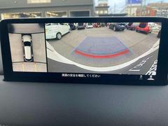 ３６０度ビューカメラを搭載。４方の小型カメラの映像を処理し、車両真上からの映像に変換しています。 4