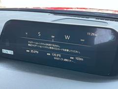 ８．８インチにサイズＵＰした、マツダコネクト。センターコマンダーはタッチパッド型になっており、ナビ地図の縮小／拡大も簡単に行えます。 3