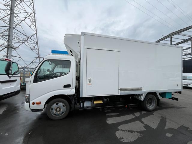 冷蔵冷凍車　デンソー製　低温　－３２℃設定　５ＭＴ　４０００ｃｃ　積載量２０００ｋｇ　２室式　片側スライドドア　プラスチックスノコ　カーテン　ディーゼル車　ＶＳＣ　発進アイドルアップ　スタンバイ付　バックカメラ　電動格納ミラー　取説　記録簿(20枚目)