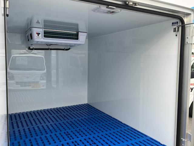冷蔵冷凍庫　サーマルマスター製　低温　－２５℃設定　ＡＴ　６６０ｃｃ　積載量３５０ｋｇ　届出済未使用車　２コンプ　片側スライドドア　プラスチックスノコ　両側９０度ストッパー　エマージェンシーブレーキ　ＬＤＷ　ＶＤＣ　ＡＵＴＯライト(10枚目)