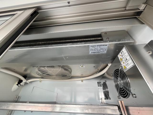 キャリイトラック 移動販売車　三方開　冷凍機　菱重製　－５℃設定　ＡＴ　６６０ｃｃ　積載量３５０ｋｇ　ＳＤレコーダー付車載アンプ　インバーター　ショーケース　外部スピーカー　マイク　庫内ライト　外部電源　デジタルインナーミラー　キーレス　集中ドアロック（12枚目）