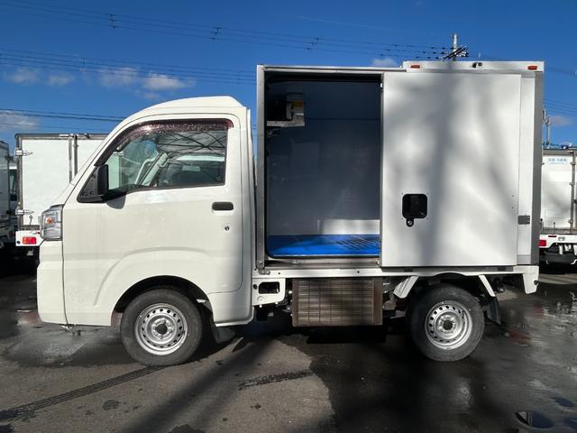 ハイゼットトラック 冷蔵冷凍車　デンソー製　－７℃設定　中温　ＡＴ　４ＷＤ　片側スライドドア　デジタルインナーミラー　片側９０°ストッパー　プラスチックスノコ　庫内灯　非常用ブザー（7枚目）