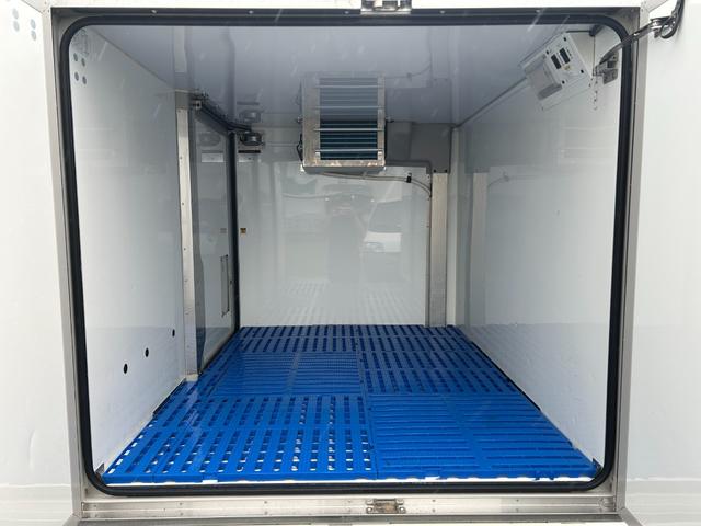 ハイゼットトラック 冷蔵冷凍車　デンソー製　－７℃設定　中温　ＡＴ　４ＷＤ　片側スライドドア　デジタルインナーミラー　片側９０°ストッパー　プラスチックスノコ　庫内灯　非常用ブザー（11枚目）