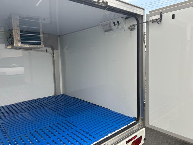 ハイゼットトラック 冷蔵冷凍車　デンソー製　－７℃設定　中温　ＡＴ　４ＷＤ　片側スライドドア　デジタルインナーミラー　片側９０°ストッパー　プラスチックスノコ　庫内灯　非常用ブザー（13枚目）