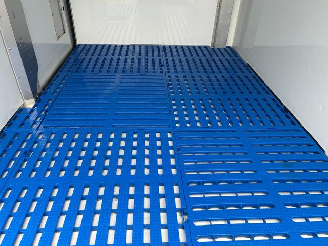 ハイゼットトラック 冷蔵冷凍車　デンソー製　－７℃設定　中温　ＡＴ　４ＷＤ　片側スライドドア　デジタルインナーミラー　片側９０°ストッパー　プラスチックスノコ　庫内灯　非常用ブザー（14枚目）