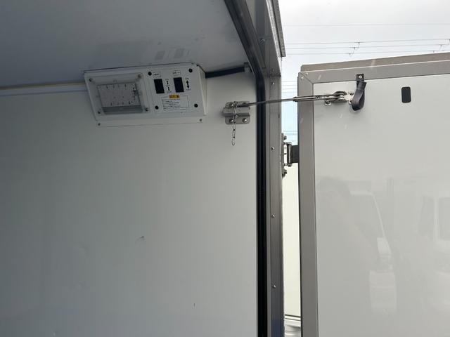 ハイゼットトラック 冷蔵冷凍車　デンソー製　－７℃設定　中温　ＡＴ　４ＷＤ　片側スライドドア　デジタルインナーミラー　片側９０°ストッパー　プラスチックスノコ　庫内灯　非常用ブザー（16枚目）