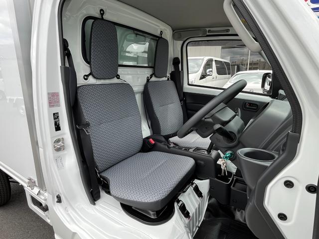 ＮＴ１００クリッパートラック 冷蔵冷凍車　菱重製　中温　‐５℃設定　ＡＴ　届出済未使用車　２コンプ　片側スライドドア　片側９０度ストッパー　キーレス　パワーウィンドウ　プラスチックスノコ　バックソナー　ＡＵＴＯライト　室内灯　荷台寸法　長さ１７５ｃｍ　幅１３０ｃｍ　高さ１１０ｃｍ（32枚目）