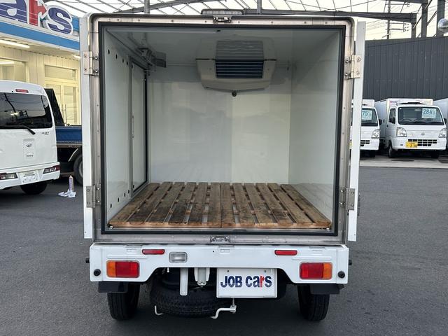 キャリイトラック 冷蔵冷凍車　サーモキング製　中温　－５℃設定　ＡＴ　ＥＴＣ　キーレス　集中ドアロック　ナビ　Ｂｌｕｅｔｏｏｔｈ　片側スライドドア　木スノコ　庫内灯　非常ブザー（10枚目）