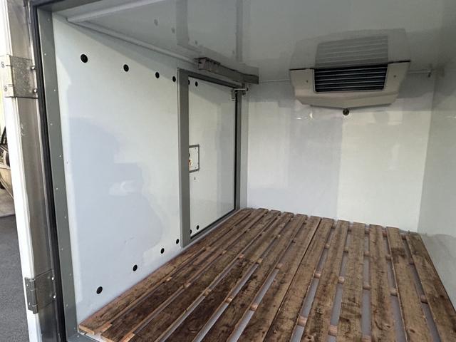 キャリイトラック 冷蔵冷凍車　サーモキング製　中温　－５℃設定　ＡＴ　ＥＴＣ　キーレス　集中ドアロック　ナビ　Ｂｌｕｅｔｏｏｔｈ　片側スライドドア　木スノコ　庫内灯　非常ブザー（12枚目）