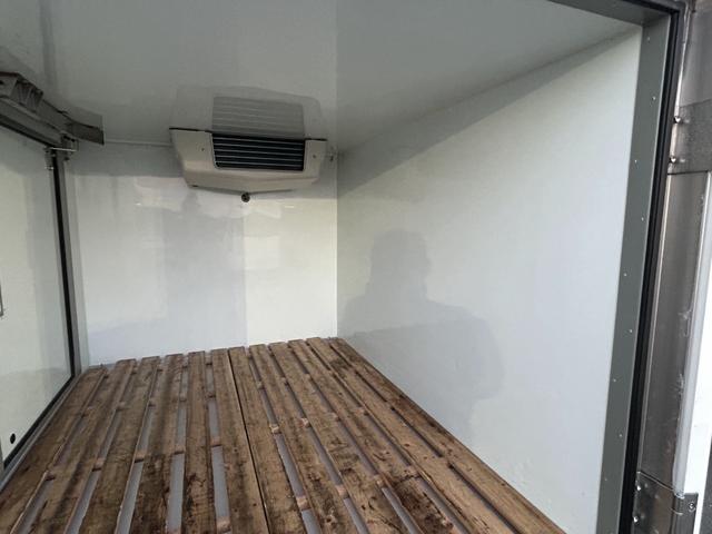 キャリイトラック 冷蔵冷凍車　サーモキング製　中温　－５℃設定　ＡＴ　ＥＴＣ　キーレス　集中ドアロック　ナビ　Ｂｌｕｅｔｏｏｔｈ　片側スライドドア　木スノコ　庫内灯　非常ブザー（15枚目）