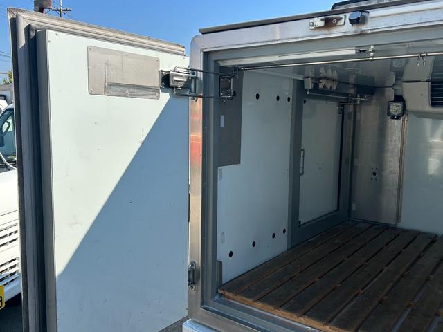 キャリイトラック 冷凍 冷蔵車 サーモキング製 -20℃設定 低温 AT 4WD ETC バックカメラ 室内灯 キーレス パワーウィンドウ 片側スライド 両側90度ストッパー付 荷室カーテン 木製スノコ(12枚目)