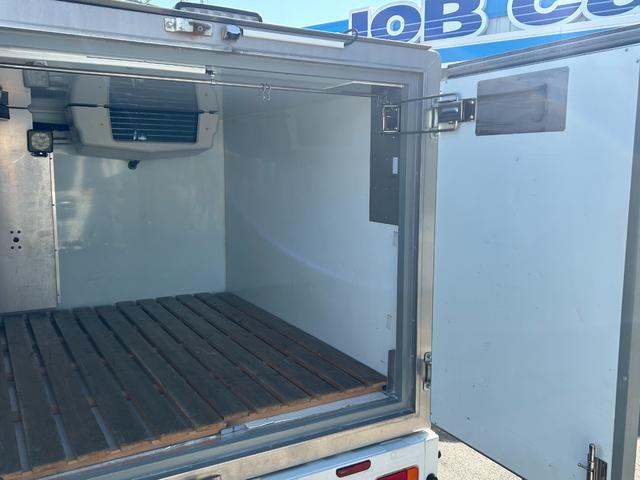 キャリイトラック 冷凍 冷蔵車 サーモキング製 -20℃設定 低温 AT 4WD ETC バックカメラ 室内灯 キーレス パワーウィンドウ 片側スライド 両側90度ストッパー付 荷室カーテン 木製スノコ(13枚目)