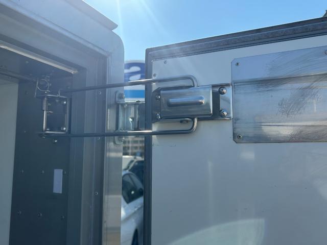 キャリイトラック 冷凍 冷蔵車 サーモキング製 -20℃設定 低温 AT 4WD ETC バックカメラ 室内灯 キーレス パワーウィンドウ 片側スライド 両側90度ストッパー付 荷室カーテン 木製スノコ(16枚目)