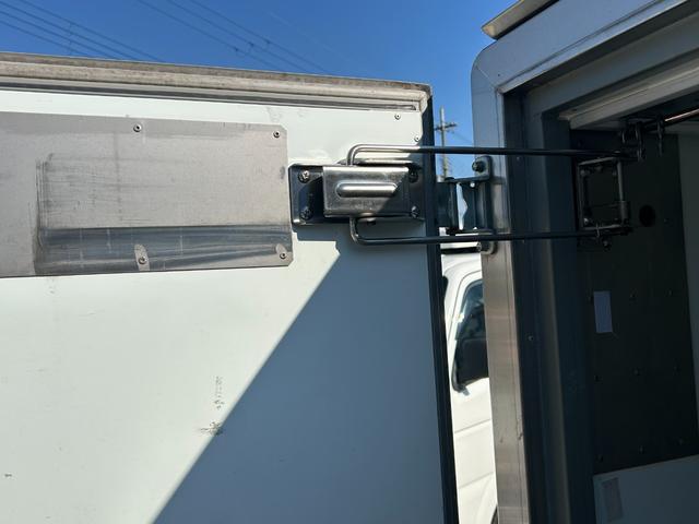 キャリイトラック 冷凍 冷蔵車 サーモキング製 -20℃設定 低温 AT 4WD ETC バックカメラ 室内灯 キーレス パワーウィンドウ 片側スライド 両側90度ストッパー付 荷室カーテン 木製スノコ(17枚目)