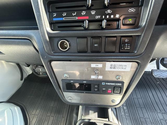 キャリイトラック 冷凍 冷蔵車 サーモキング製 -20℃設定 低温 AT 4WD ETC バックカメラ 室内灯 キーレス パワーウィンドウ 片側スライド 両側90度ストッパー付 荷室カーテン 木製スノコ(25枚目)