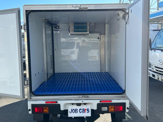 ハイゼットトラック 冷蔵　冷凍車　デンソー製　‐７℃設定　中温　ＡＴ　ナビ　ＴＶ　デジタルインナーミラー　バックモニター　ＥＴＣ　プッシュスタート　ドライブレコーダー　電動格納ミラー　ＬＥＤヘッドライト　コーナーセンサー　スマートアシスト　横滑り防止　プラスチックスノコ（11枚目）