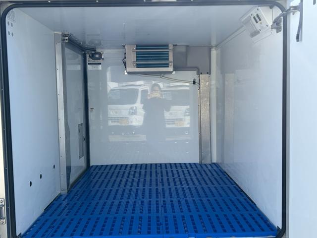 ハイゼットトラック 冷蔵　冷凍車　デンソー製　‐７℃設定　中温　ＡＴ　ナビ　ＴＶ　デジタルインナーミラー　バックモニター　ＥＴＣ　プッシュスタート　ドライブレコーダー　電動格納ミラー　ＬＥＤヘッドライト　コーナーセンサー　スマートアシスト　横滑り防止　プラスチックスノコ（12枚目）
