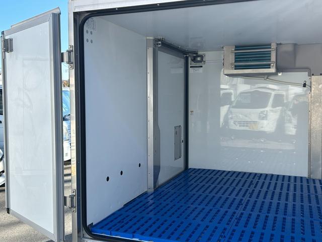 ハイゼットトラック 冷蔵　冷凍車　デンソー製　‐７℃設定　中温　ＡＴ　ナビ　ＴＶ　デジタルインナーミラー　バックモニター　ＥＴＣ　プッシュスタート　ドライブレコーダー　電動格納ミラー　ＬＥＤヘッドライト　コーナーセンサー　スマートアシスト　横滑り防止　プラスチックスノコ（13枚目）