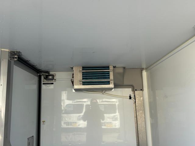 ハイゼットトラック 冷蔵　冷凍車　デンソー製　‐７℃設定　中温　ＡＴ　ナビ　ＴＶ　デジタルインナーミラー　バックモニター　ＥＴＣ　プッシュスタート　ドライブレコーダー　電動格納ミラー　ＬＥＤヘッドライト　コーナーセンサー　スマートアシスト　横滑り防止　プラスチックスノコ（17枚目）