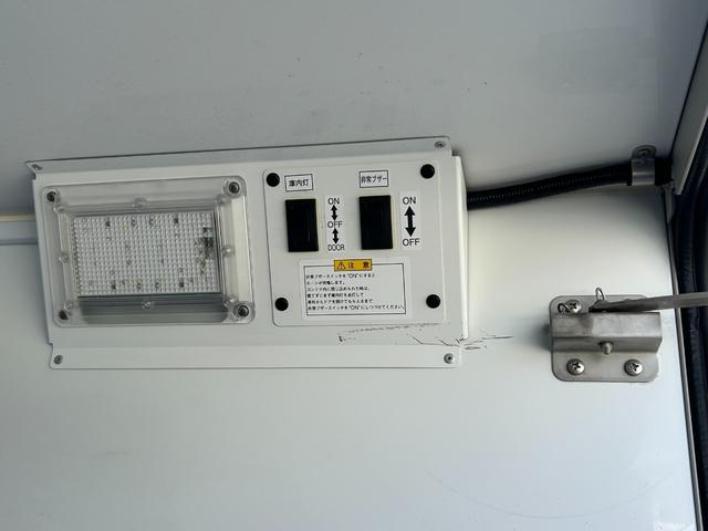 ハイゼットトラック 冷蔵　冷凍車　デンソー製　‐７℃設定　中温　ＡＴ　ナビ　ＴＶ　デジタルインナーミラー　バックモニター　ＥＴＣ　プッシュスタート　ドライブレコーダー　電動格納ミラー　ＬＥＤヘッドライト　コーナーセンサー　スマートアシスト　横滑り防止　プラスチックスノコ（18枚目）