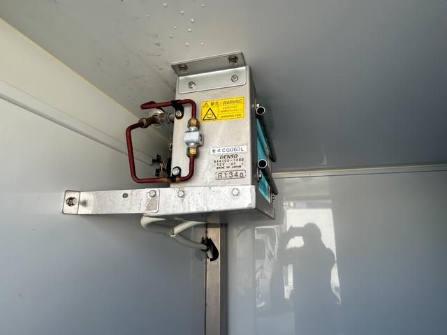 ハイゼットトラック 冷蔵　冷凍車　デンソー製　‐７℃設定　中温　ＡＴ　ナビ　ＴＶ　デジタルインナーミラー　バックモニター　ＥＴＣ　プッシュスタート　ドライブレコーダー　電動格納ミラー　ＬＥＤヘッドライト　コーナーセンサー　スマートアシスト　横滑り防止　プラスチックスノコ（19枚目）