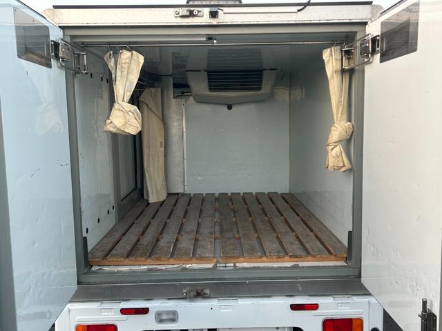 キャリイトラック 冷凍 冷蔵車 サーモキング製 低温 -20℃設定 AT バックカメラ キーレス パワーウィンドウ 室内灯 保冷カーテン 木製スノコ 片側スライド両側90度ストッパー付(11枚目)