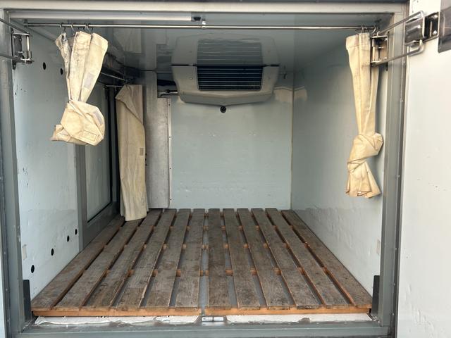 キャリイトラック 冷凍 冷蔵車 サーモキング製 低温 -20℃設定 AT バックカメラ キーレス パワーウィンドウ 室内灯 保冷カーテン 木製スノコ 片側スライド両側90度ストッパー付(12枚目)