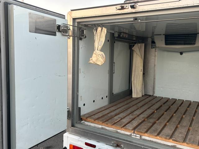 キャリイトラック 冷凍 冷蔵車 サーモキング製 低温 -20℃設定 AT バックカメラ キーレス パワーウィンドウ 室内灯 保冷カーテン 木製スノコ 片側スライド両側90度ストッパー付(13枚目)
