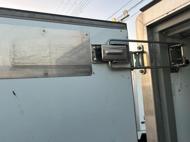 キャリイトラック 冷凍 冷蔵車 サーモキング製 低温 -20℃設定 AT バックカメラ キーレス パワーウィンドウ 室内灯 保冷カーテン 木製スノコ 片側スライド両側90度ストッパー付(16枚目)