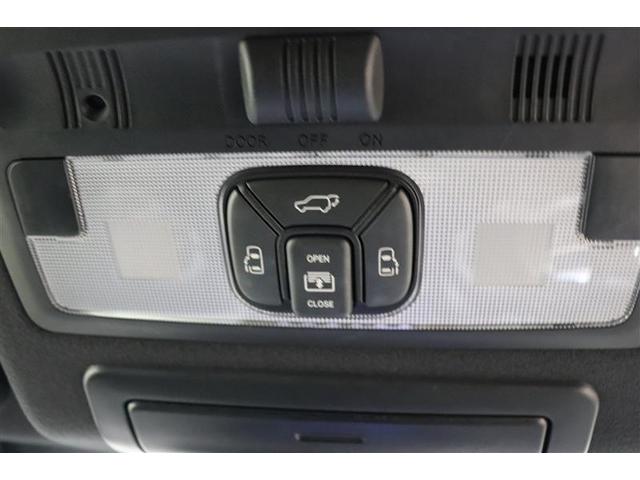 スライドドアの開閉は、ドアハンドルはもちろん運転席からのスイッチ操作でも可能です。お子様の送迎時の乗り降りも一段と楽になります。