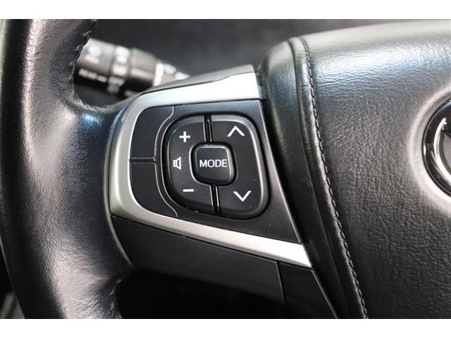 ハンドルから手を放さずにオーディオ操作が可能なステアリングスイッチ付き。