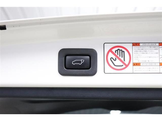意外と力が必要なバックドアの開け閉めもボタン一つで楽々のパワーバックドアを装備。