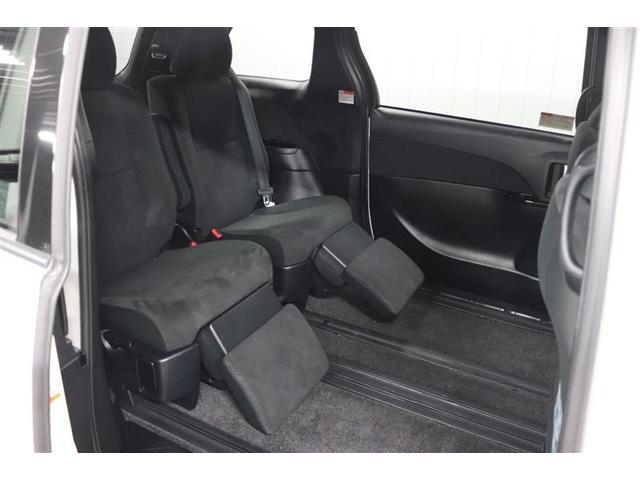 ２列目シートにはオットマン（足置き）を装備。リラックスした体勢でドライブが楽しめます♪