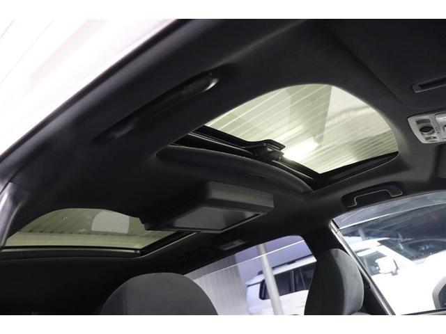 開放的なパノラマルーフです。天井のシェードを開ければ明るく開放的な車内空間に♪