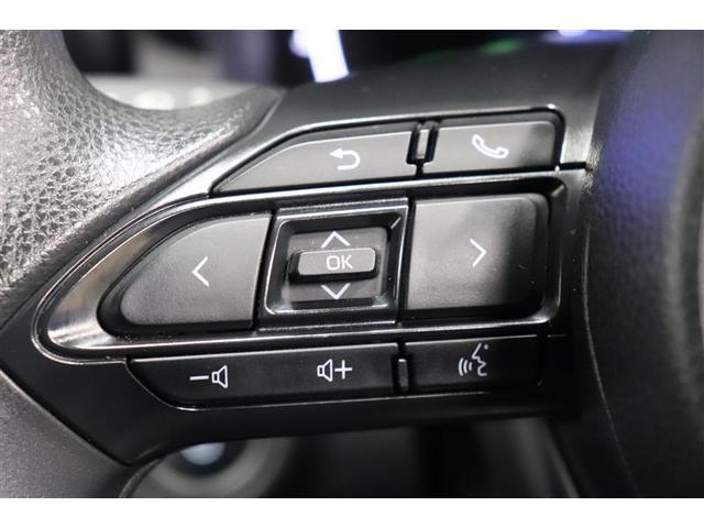 ハンドルから手を放さずにオーディオ操作が可能なステアリングスイッチ付き。