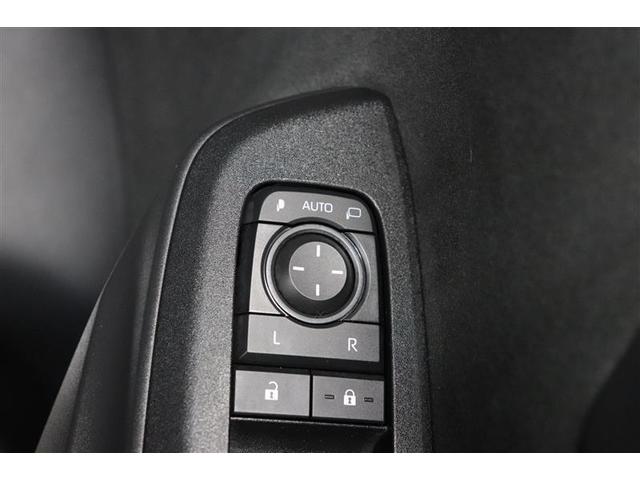 鍵の施錠開錠に合わせてドアミラーが開閉するオート格納機能付きのドアミラー。少し離れた場所からでも見た目で鍵の閉め忘れの確認が出来る便利な機能です。