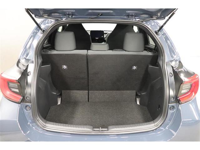 荷物の積みおろしがしやすいハッチバック。上方向にドアが開くので雨の日でも車内が濡れにくいですよ。