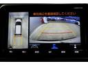 前後左右のカメラの映像を合成し、車を上から見たような視点のパノラミックビューモニター。後方の死角だけでなく左右や前方の障害物の発見もしやすくなります。