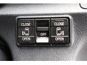 スライドドアの開閉は、ドアハンドルはもちろん運転席からのスイッチ操作でも可能です。お子様の送迎時の乗り降りも一段と楽になります。