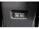 後部席へ乗車して携帯電話などを充電する時に前から配線を伸ばすとごちゃごちゃして邪魔になりがちですよね。そんな煩わしさを解消する後席側USBポート☆