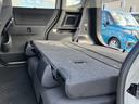 リヤシートの座面が倒れていればリアドアから荷物を収納できます。