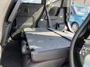 リヤシートの座面が倒れていればリアドアから荷物を収納できます。