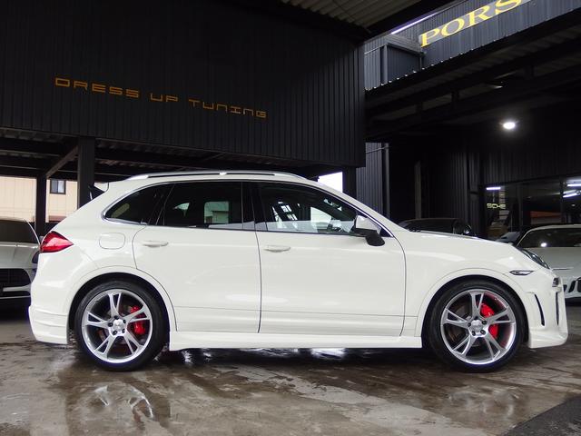 カイエン ベースグレード　２０１１ｙモデル　正規　Ｄ車　ＥＵＲ－ＧＴ　フルエアロキット　ＥＳダウンサス　社外２２ｉｎアルミ　キャリパーカスタムペイント　クルコン　シートヒーター　ＢＯＳＥ　キセノン　パワーテールゲート　パークトロニック　純正ナビ　ＴＶ　Ｂカメラ（7枚目）