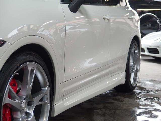 カイエン ベースグレード　２０１１ｙモデル　正規　Ｄ車　ＥＵＲ－ＧＴ　フルエアロキット　ＥＳダウンサス　社外２２ｉｎアルミ　キャリパーカスタムペイント　クルコン　シートヒーター　ＢＯＳＥ　キセノン　パワーテールゲート　パークトロニック　純正ナビ　ＴＶ　Ｂカメラ（18枚目）