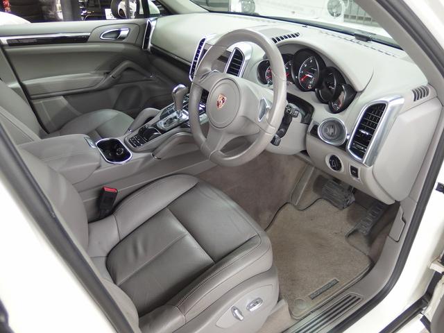 カイエン ベースグレード　２０１１ｙモデル　正規　Ｄ車　ＥＵＲ－ＧＴ　フルエアロキット　ＥＳダウンサス　社外２２ｉｎアルミ　キャリパーカスタムペイント　クルコン　シートヒーター　ＢＯＳＥ　キセノン　パワーテールゲート　パークトロニック　純正ナビ　ＴＶ　Ｂカメラ（32枚目）