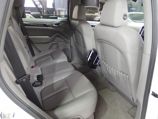 カイエン ベースグレード　２０１１ｙモデル　正規　Ｄ車　ＥＵＲ－ＧＴ　フルエアロキット　ＥＳダウンサス　社外２２ｉｎアルミ　キャリパーカスタムペイント　クルコン　シートヒーター　ＢＯＳＥ　キセノン　パワーテールゲート　パークトロニック　純正ナビ　ＴＶ　Ｂカメラ（40枚目）