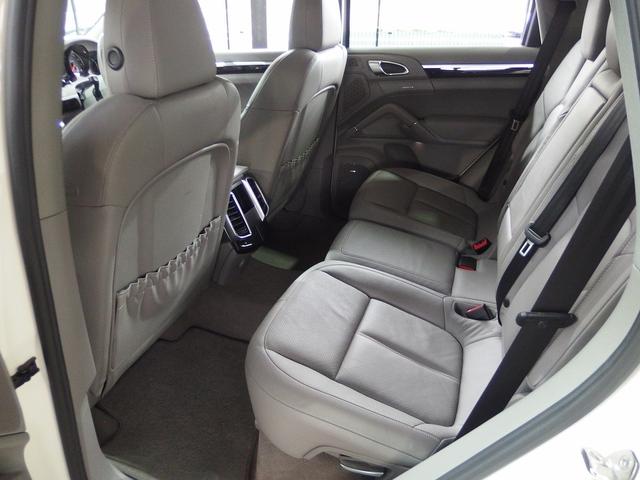 カイエン ベースグレード　２０１１ｙモデル　正規　Ｄ車　ＥＵＲ－ＧＴ　フルエアロキット　ＥＳダウンサス　社外２２ｉｎアルミ　キャリパーカスタムペイント　クルコン　シートヒーター　ＢＯＳＥ　キセノン　パワーテールゲート　パークトロニック　純正ナビ　ＴＶ　Ｂカメラ（42枚目）