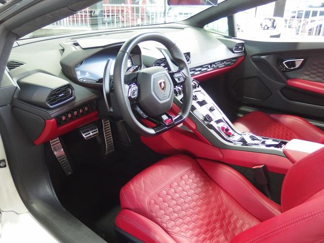 ウラカン ＬＰ６１０－４スパイダー　フロントリフター　２０ｉｎアルミ　カラードキャリパー　カーボンブレーキ　Ｑチトゥーラ　パワーシート　シートヒーター　デジタルインナーミラー　ヘッドレスト部クレストエンボス加工　純正ナビゲーション　ＥＴＣ（2枚目）