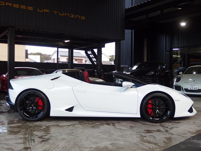 ウラカン ＬＰ６１０－４スパイダー　フロントリフター　２０ｉｎアルミ　カラードキャリパー　カーボンブレーキ　Ｑチトゥーラ　パワーシート　シートヒーター　デジタルインナーミラー　ヘッドレスト部クレストエンボス加工　純正ナビゲーション　ＥＴＣ（8枚目）