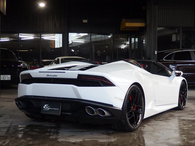 ウラカン ＬＰ６１０－４スパイダー　フロントリフター　２０ｉｎアルミ　カラードキャリパー　カーボンブレーキ　Ｑチトゥーラ　パワーシート　シートヒーター　デジタルインナーミラー　ヘッドレスト部クレストエンボス加工　純正ナビゲーション　ＥＴＣ（9枚目）